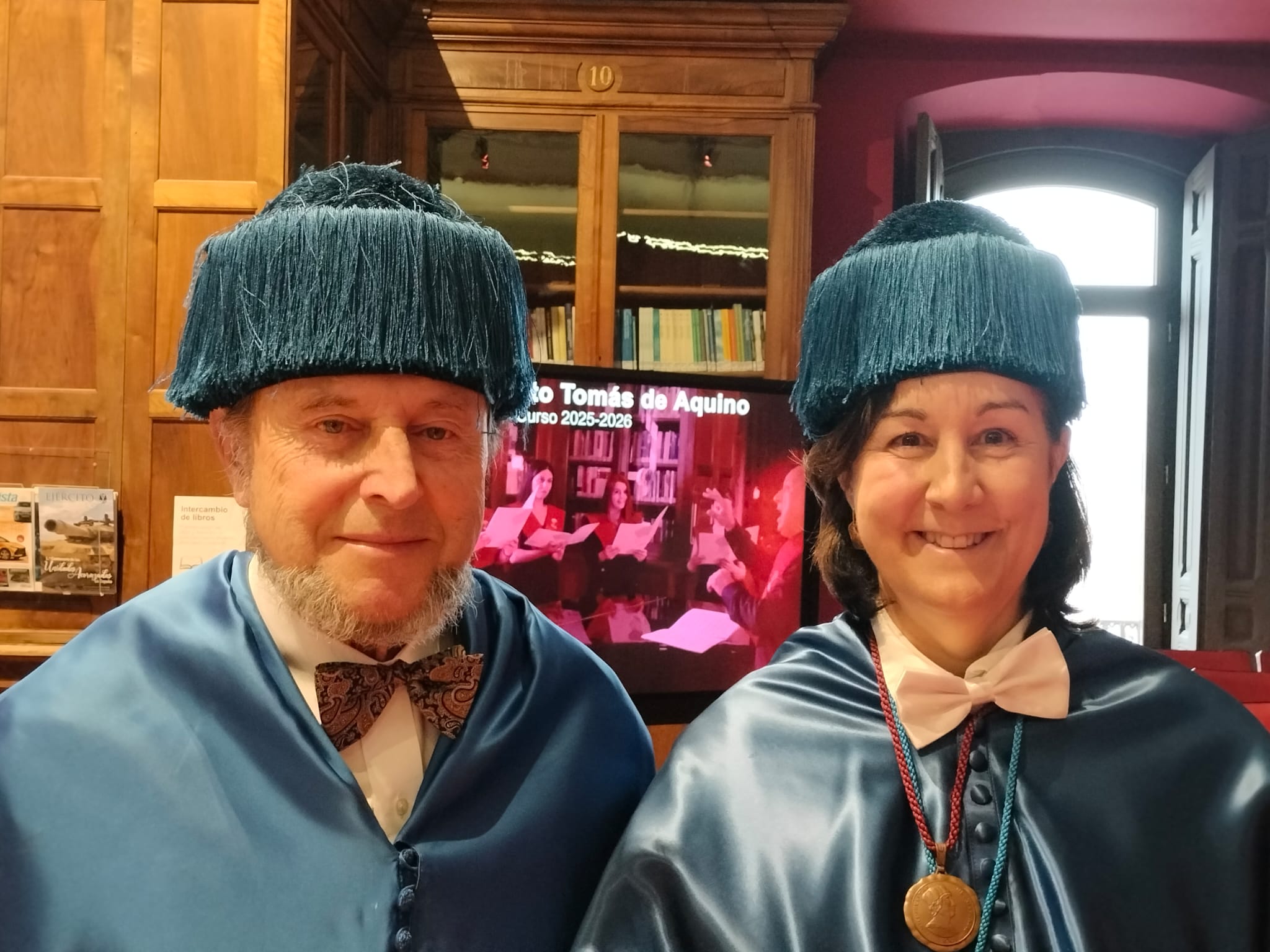 Recibiendo, de la Directora del Dept. de Matemáticas y
          Físca, Dra. P. Vélez Melón, una mención especial a la
          investigación. Universidad Nebrija, Acto Académico de Santo
          Tomás
deAquino,2026.https://www.nebrija.com/medios/actualidadnebrija/2026/02/03/la-universidad-nebrija-distingue-con-honores-a-miembros-de-su-comunidad-en-santo-tomas/